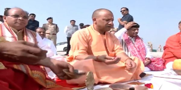 গড়মুক্তেশ্বর মেলার প্রস্তুতি খতিয়ে দেখলেন যোগী, গঙ্গার তীরে করলেন পূজার্চনা