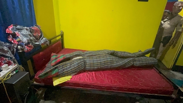 কম্বলে মোড়া রুমমেট রিয়ার মৃতদেহ কম্বলে মোড়া রুমমেট রিয়ার মৃতদেহ