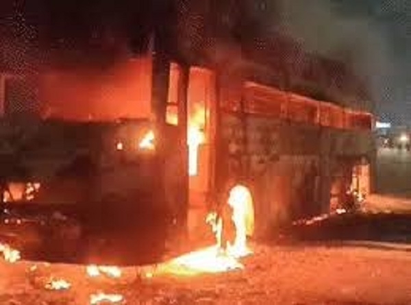 লখনউ–আগ্রা এক্সপ্রেসওয়েতে বাসে আগুন, অল্পের জন্য রক্ষা ৩৯ যাত্রীর লখনউ–আগ্রা এক্সপ্রেসওয়েতে বাসে আগুন, অল্পের জন্য রক্ষা ৩৯ যাত্রীর