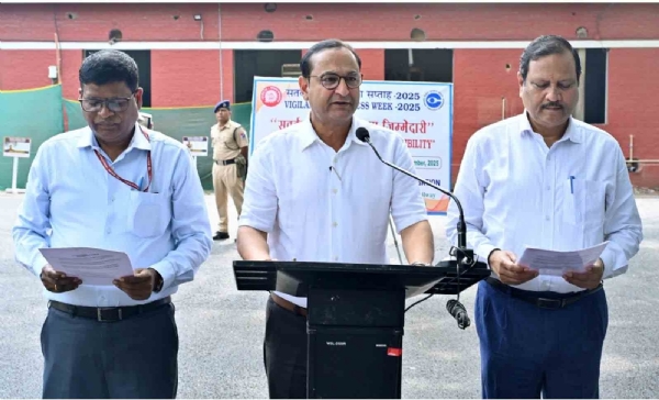 শপথবাক্য পাঠ করাচ্ছেন এনএফ রেলের জিএম চেতনকুমার শ্রীবাস্তব শপথবাক্য পাঠ করাচ্ছেন এনএফ রেলের জিএম চেতনকুমার শ্রীবাস্তব