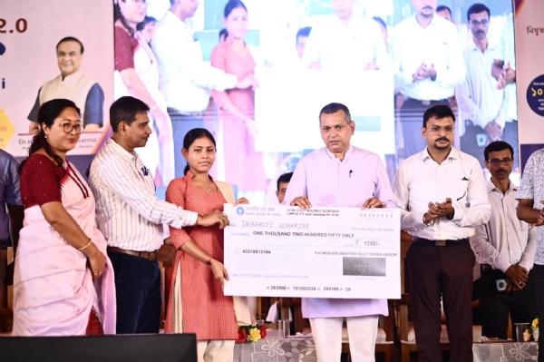 জনৈক ছাত্রীর হাতে নিযুত মইনার চেক তুলে দিচ্ছেন মন্ত্রী কৌশিক