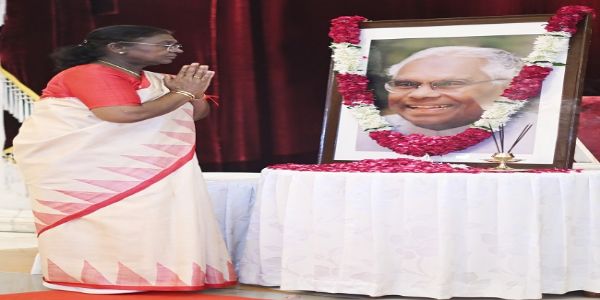 কে আর নারায়ণনের জন্মবার্ষিকীতে রাষ্ট্রপতির শ্রদ্ধাজ্ঞাপন