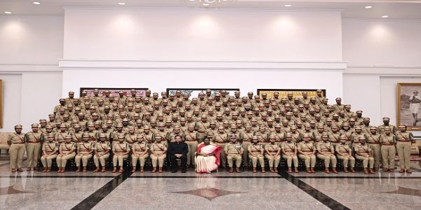 ভারতীয় পুলিশ সার্ভিসের প্রোবেশনার আধিকারিকরা দেখা করলেন রাষ্ট্রপতির সঙ্গে