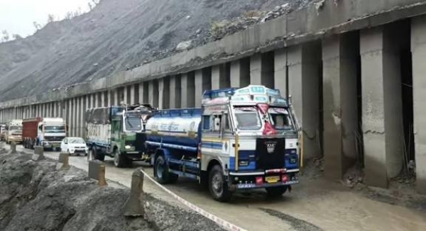 যানবাহন চলাচলের জন্য উন্মুক্ত জম্মু-শ্রীনগর জাতীয় সড়ক যানবাহন চলাচলের জন্য উন্মুক্ত জম্মু-শ্রীনগর জাতীয় সড়ক