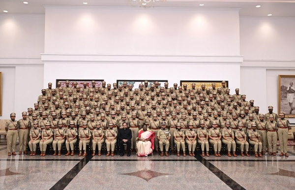 ভারতীয় পুলিশ সার্ভিসের প্রোবেশনার আধিকারিকরা দেখা করলেন রাষ্ট্রপতির সঙ্গে ভারতীয় পুলিশ সার্ভিসের প্রোবেশনার আধিকারিকরা দেখা করলেন রাষ্ট্রপতির সঙ্গে