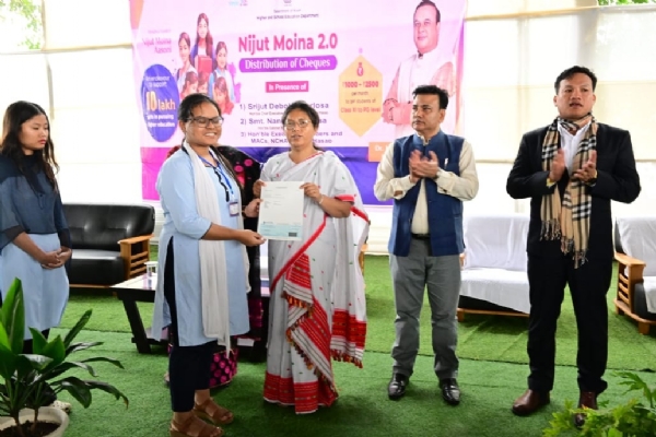 জনৈক ছাত্ৰীর হাতে চেক তুলে দিচ্ছেন মন্ত্রী নন্দিতা গার্লোসা জনৈক ছাত্ৰীর হাতে চেক তুলে দিচ্ছেন মন্ত্রী নন্দিতা গার্লোসা