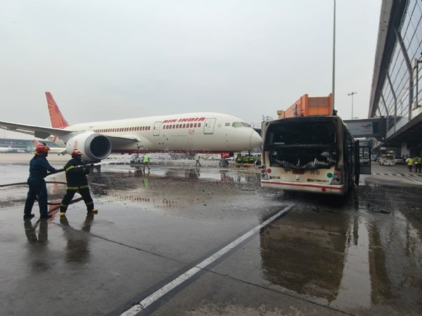 দিল্লি বিমানবন্দরে এয়ার ইন্ডিয়ার বাসে আগুন দিল্লি বিমানবন্দরে এয়ার ইন্ডিয়ার বাসে আগুন