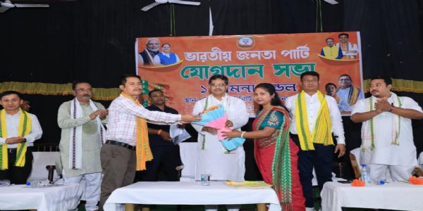 বিভেদের রাজনীতি থেকে সতর্ক থাকুন-মোহনপুরে বিজেপির যোগদান সভায় মুখ্যমন্ত্রীর বার্তা