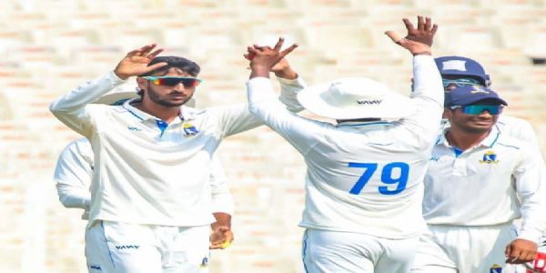 রঞ্জি ট্রফি ক্রিকেটে ইডেন গার্ডেন্সে বাংলার দ্বিতীয় ইনিংসে সংগ্রহ ৮/২১৪ রান - ডিক্লেয়ার্ড