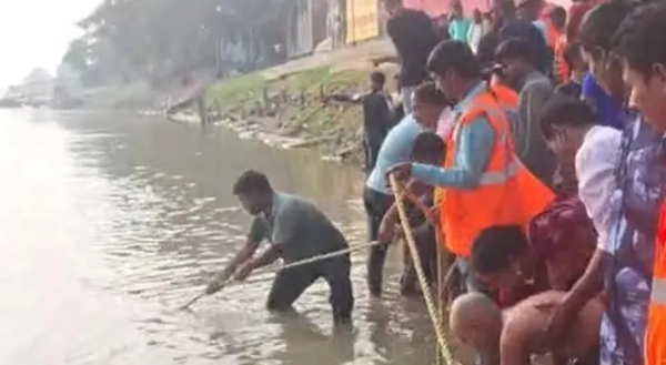 কাটোয়ায় দুই ও সুতিতে তলিয়ে গেলেন একজন কাটোয়ায় দুই ও সুতিতে তলিয়ে গেলেন একজন