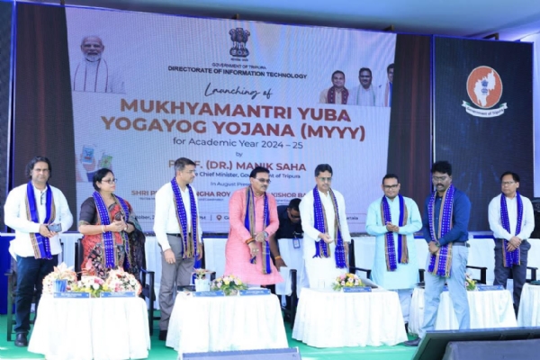 মুখ্যমন্ত্রী সহ অন্যান্যরা মুখ্যমন্ত্রী সহ অন্যান্যরা