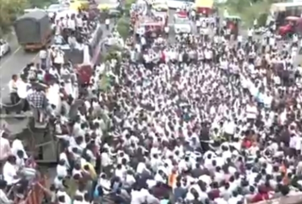 নাগপুরে দ্বিতীয় দিনে পড়ল কৃষকদের আন্দোলন, হাইওয়ে অবরুদ্ধ করে বিক্ষোভ নাগপুরে দ্বিতীয় দিনে পড়ল কৃষকদের আন্দোলন, হাইওয়ে অবরুদ্ধ করে বিক্ষোভ