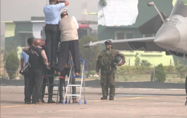 আম্বালায় রাষ্ট্রপতিকে গার্ড অফ ওনার, চড়লেন রাফাল যুদ্ধবিমান আম্বালায় রাষ্ট্রপতিকে গার্ড অফ ওনার, চড়লেন রাফাল যুদ্ধবিমান