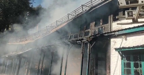 শিমলায় আগুনে পুড়ল ১৩৫ বছরের পুরনো ‘ডিম্পল লজ’,হতাহতের কোনও খবর নেই শিমলায় আগুনে পুড়ল ১৩৫ বছরের পুরনো ‘ডিম্পল লজ’,হতাহতের কোনও খবর নেই