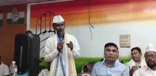 কংগ্রেসের দলীয় সভায় বাংলাদেশের জাতীয় সংগীত পরিবেশন করছেন দলীয় কর্মী বিধুভূষণ দাস কংগ্রেসের দলীয় সভায় বাংলাদেশের জাতীয় সংগীত পরিবেশন করছেন দলীয় কর্মী বিধুভূষণ দাস