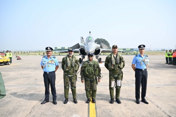 আম্বালায় রাষ্ট্রপতিকে গার্ড অফ ওনার, চড়লেন রাফাল যুদ্ধবিমান আম্বালায় রাষ্ট্রপতিকে গার্ড অফ ওনার, চড়লেন রাফাল যুদ্ধবিমান