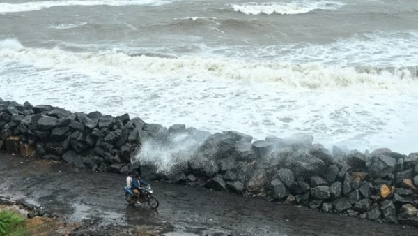 শক্তি ক্ষয় ঘূর্ণিঝড় মন্থার; অন্ধ্রে মৃত এক, ভারী বর্ষণ ওড়িশায় শক্তি ক্ষয় ঘূর্ণিঝড় মন্থার; অন্ধ্রে মৃত এক, ভারী বর্ষণ ওড়িশায়