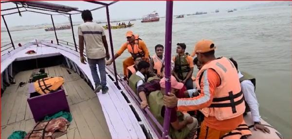 বারাণসীতে এনডিআরএফের তৎপরতায় ২০ জন যাত্রীর প্রাণ রক্ষা বারাণসীতে এনডিআরএফের তৎপরতায় ২০ জন যাত্রীর প্রাণ রক্ষা