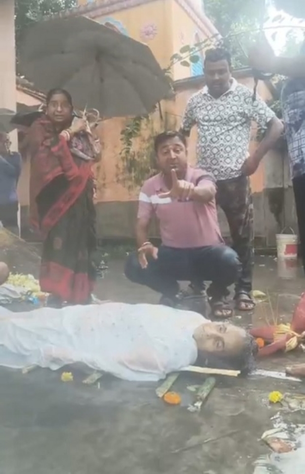 অমানবিক অন্তিমযাত্রা! অনাচ্ছাদিত বৈদ্যবাটির শ্মশানে বৃষ্টিতে ভিজলো একাধিক মৃতদেহ, ক্ষোভ প্রয়াতদের পরিজনদের অমানবিক অন্তিমযাত্রা! অনাচ্ছাদিত বৈদ্যবাটির শ্মশানে বৃষ্টিতে ভিজলো একাধিক মৃতদেহ, ক্ষোভ প্রয়াতদের পরিজনদের