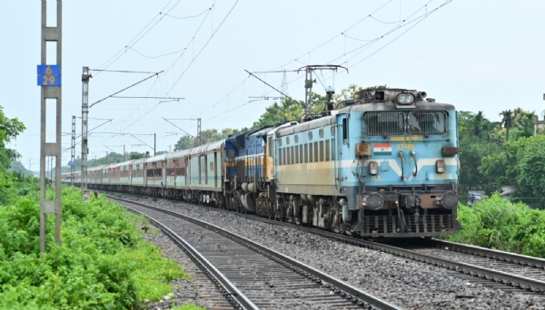 যাত্ৰীবাহী ট্ৰেন (ফাইল ফটো)