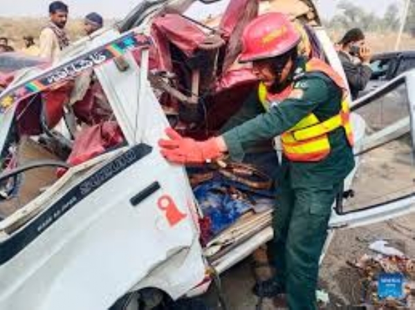 পাকিস্তানে ভয়াবহ পথ দুর্ঘটনায় মৃত ৭ , আহত ১৭ জন