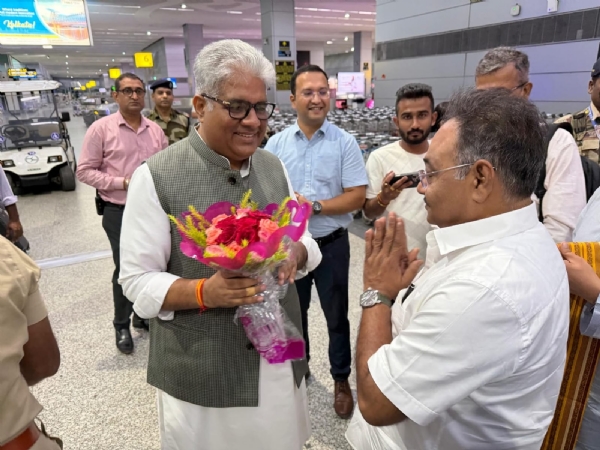 কলকাতা বিমানবন্দরে নির্বাচনী পর্যবেক্ষককে স্বাগত