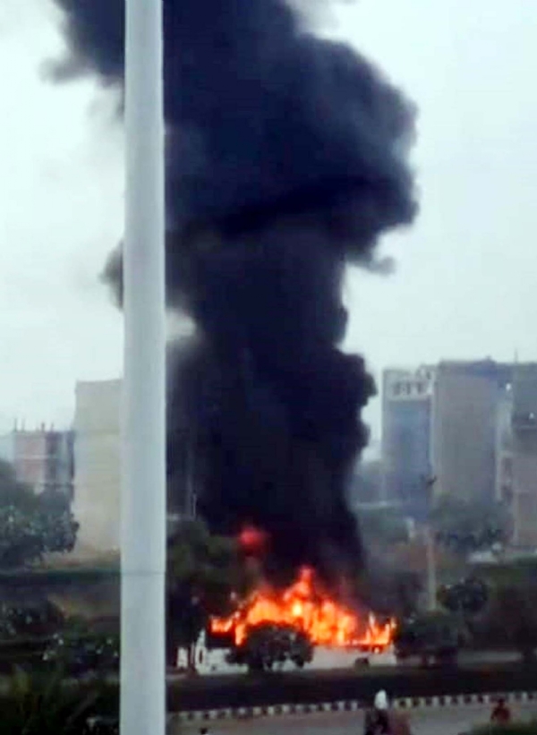 গুরুগ্রামে চলন্ত বাসে আগুন লাগায় যাত্রীদের মধ্যে চাঞ্চল্য গুরুগ্রামে চলন্ত বাসে আগুন লাগায় যাত্রীদের মধ্যে চাঞ্চল্য