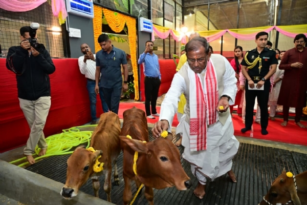 রাজভবনে গো-সেবা রাজ্যপালের (চিত্ৰ এক) রাজভবনে গো-সেবা রাজ্যপালের (চিত্ৰ এক)