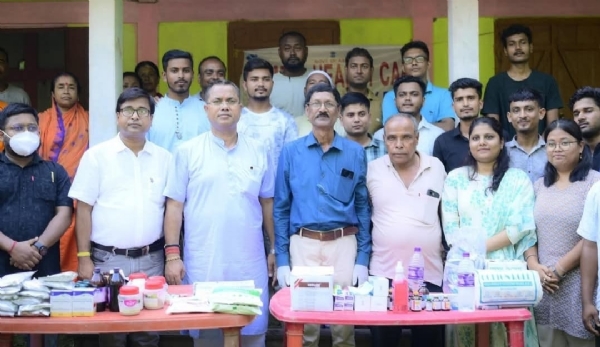 পশু চিকিৎসক ও বিভাগীয় কৰ্মীদের সঙ্গে মন্ত্রী কৃষ্ণেন্দু পাল