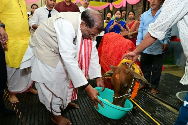রাজভবনে গো-সেবা রাজ্যপালের (চিত্ৰ দুই) রাজভবনে গো-সেবা রাজ্যপালের (চিত্ৰ দুই)