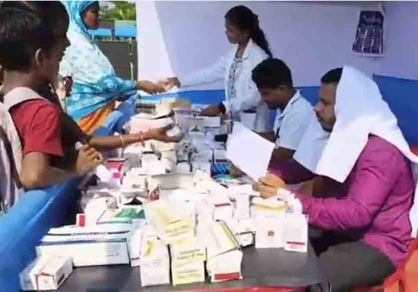 রোগীদের স্বাস্থ্য পরীক্ষা ও ওষুধ প্রদানের দৃশ্য রোগীদের স্বাস্থ্য পরীক্ষা ও ওষুধ প্রদানের দৃশ্য