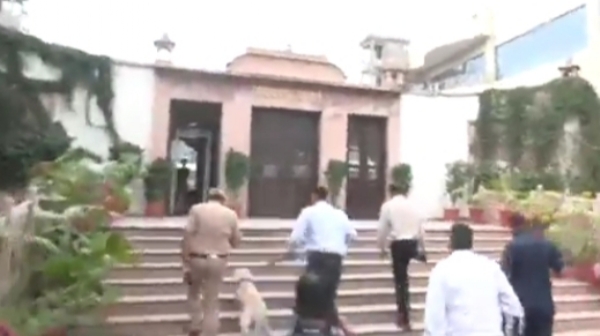 রাজস্থান হাইকোর্টে বোমাতঙ্ক! জোরদার তল্লাশি চালালো পুলিশ ও নিরাপত্তা বাহিনী রাজস্থান হাইকোর্টে বোমাতঙ্ক! জোরদার তল্লাশি চালালো পুলিশ ও নিরাপত্তা বাহিনী