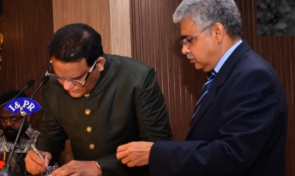 নতুন দায়িত্বে আজহার, তেলেঙ্গানার মন্ত্রী হলেন প্রাক্তন ক্রিকেটার নতুন দায়িত্বে আজহার, তেলেঙ্গানার মন্ত্রী হলেন প্রাক্তন ক্রিকেটার