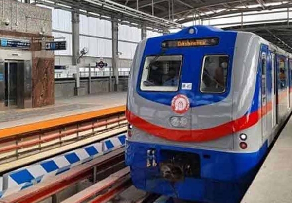 ফের বিভ্রাট মেট্রোয়, দক্ষিণেশ্বর-নোয়াপাড়ার মাঝে থমকে গেল পরিষেবা ফের বিভ্রাট মেট্রোয়, দক্ষিণেশ্বর-নোয়াপাড়ার মাঝে থমকে গেল পরিষেবা