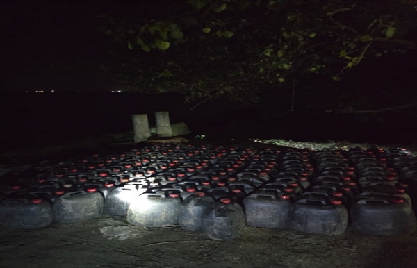 হাওড়ায় অবৈধ মদের বিরুদ্ধে অভিযান হাওড়ায় অবৈধ মদের বিরুদ্ধে অভিযান