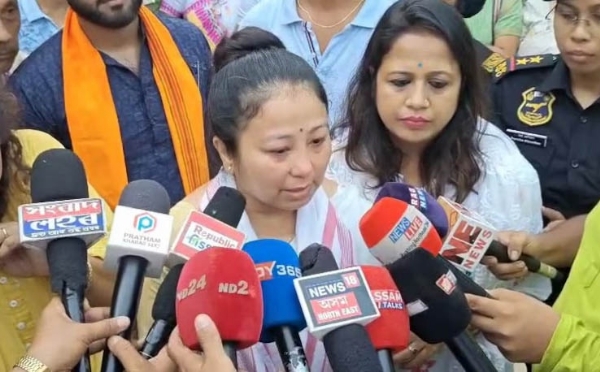 সাংবাদিকদের সঙ্গে কথা বলছেন জুবিন-পত্নী গরিমা গার্গ