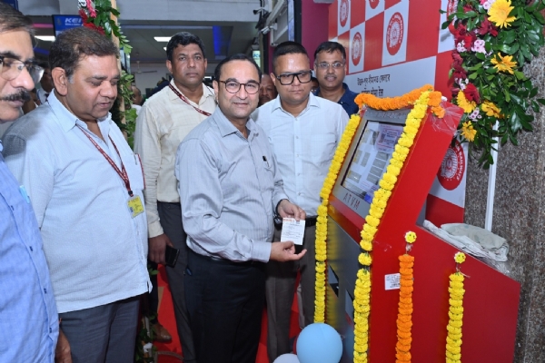 গুয়াহাটি রেলস্টেশনে এটিভিএম-এর উদ্বোধন করছেন এনএফ রেলের জিএম চেতনকুমার শ্রীবাস্তব