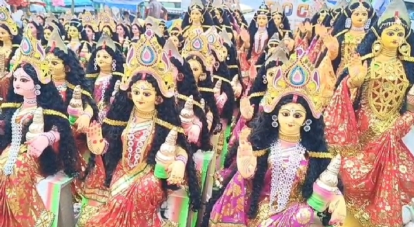 বাজারে লক্ষ্মী প্রতিমা