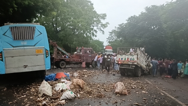 কাঁকসায় বাসের সঙ্গে পিকআপ ভ্যানের ধাক্কা, আহত ২০