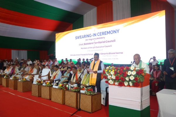 হাগ্রামা মহিলারিকে শপথবাক্য পাঠ করাচ্ছেন মুখ্যসচিব ড. রবি কোটা