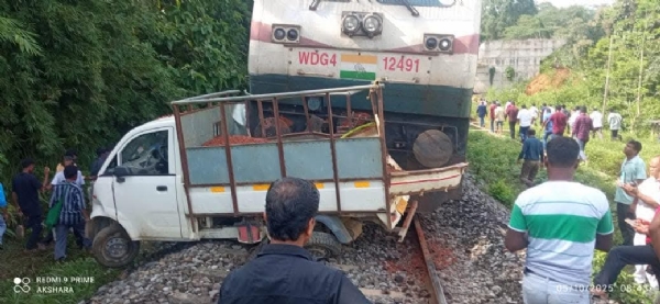 ট্রেন ট্রাক সংঘর্ষ