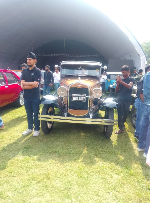 ‘বিরাসত উৎসব’-এ রাস্তায় প্রদর্শিতে ১৯২৮–১৯৮০ সালের ভিনটেজ গাড়ি ও স্কুটার
