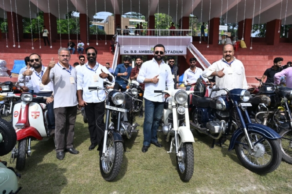 ‘বিরাসত উৎসব’-এ রাস্তায় প্রদর্শিতে ১৯২৮–১৯৮০ সালের ভিনটেজ গাড়ি ও স্কুটার