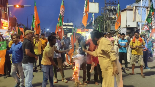 দলীয় সাংসদ, বিধায়কের ওপর হামলার প্রতিবাদে,   দু্র্গাপুর ও পানাগড়ে সড়ক অবরোধ বিজেপিকর্মীদের