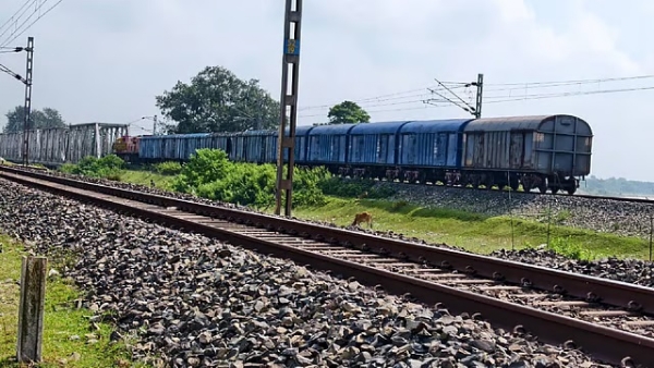 হাওড়ায় মার্টিন ব্রিজে ফাটল, ঘটনাস্থল পরিদর্শনে রেলের আধিকারিকরা