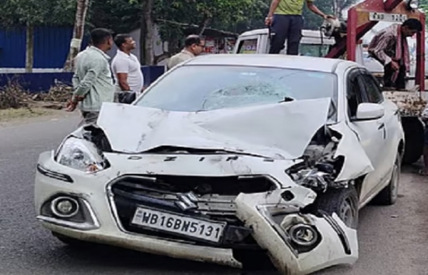 হুগলিতে টোটোর সঙ্গে ধাক্কা চারচাকা গাড়ির, জখম ৪
