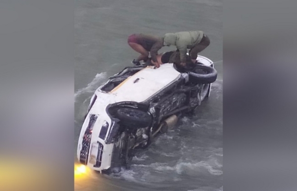 জম্মু ও কাশ্মীরের নদীতে পড়ে গেল গাড়ি, আহত ৬