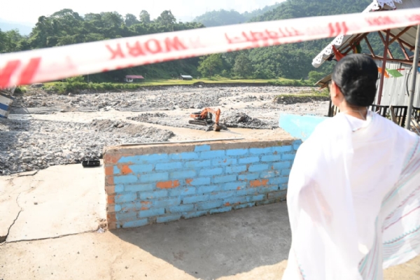 দুধিয়া সহ আশেপাশে বিপর্যস্ত এলাকা স্বচক্ষে দেখলেন মুখ্যমন্ত্রী