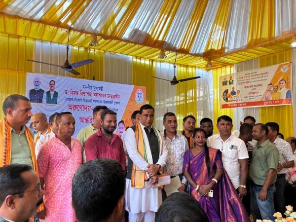 মঞ্চে সুবিধাভোগী এবং বিশিষ্টজনদের সঙ্গে মন্ত্রী জয়ন্তমল্ল বরুয়া