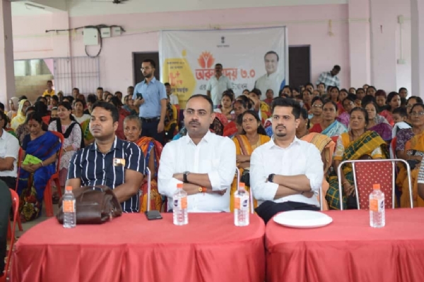 হাইলাকান্দি টাউন হল-এ উদ্বোধনী সভায় রাজ্য পর্যায়ের অনুষ্ঠানের লাইভ টেলিকাস্ট দেখছেন ডিসি ও পুরপতি